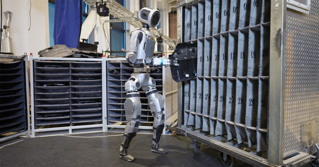 Robô Atlas, da Boston Dynamics, movimenta peças entre armários - Foto: reprodução