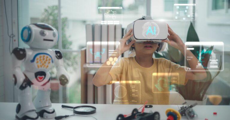 Pessoa sentada à mesa usando um visor de realidade virtual com a sigla ‘AI’ visível na parte frontal. Ao redor, aparecem gráficos digitais sobrepostos, como diagramas, mapas e interfaces tecnológicas. Sobre a mesa há peças e ferramentas pequenas. À esquerda, há um robô de brinquedo em pé. O ambiente é bem iluminado, com janelas ao fundo e plantas, sugerindo um espaço interno moderno e educativo. (letramento)