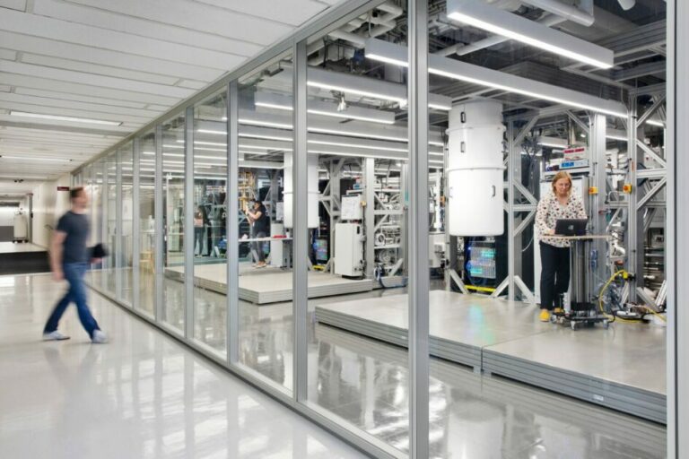 Laboratório de tecnologia avançada com equipamentos industriais e pesquisadores trabalhando em ambiente de inovação científica. Espaço moderno de pesquisa, automação e desenvolvimento tecnológico com infraestrutura de alta performance e engenharia de ponta