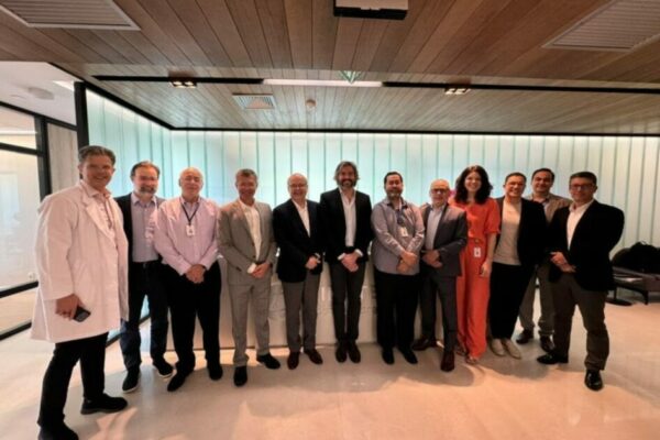 Diretoria de Inovação Einstein e time AWS na concretização da iniciativa conjunta. Crédito: Divulgação