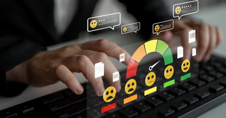 Mãos de uma pessoa digitando em um teclado de computador, com foco nos dedos sobre as teclas. Sobre a imagem, há elementos gráficos digitais translúcidos, incluindo um medidor em formato de velocidade com cores que vão do vermelho ao verde e ícones de rostos representando diferentes níveis de satisfação. Acima, aparecem balões de fala com estrelas de avaliação e documentos, sugerindo feedback de usuários ou clientes. O fundo é desfocado, com iluminação suave, destacando a interação com o teclado e os elementos visuais de análise de satisfação.