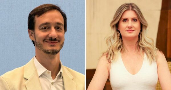 Imagem dividida em duas partes, com dois retratos lado a lado. À esquerda, pessoa adulta enquadrada do peito para cima, usando blazer claro sobre camisa branca, diante de um fundo liso em tom azul. À direita, outra pessoa adulta enquadrada do peito para cima, usando uma blusa clara sem mangas, posicionada em um ambiente interno com fundo em tons quentes e desfocado. Ambas estão voltadas para a câmera, com iluminação suave e uniforme que destaca os rostos. ( Hexa IT )