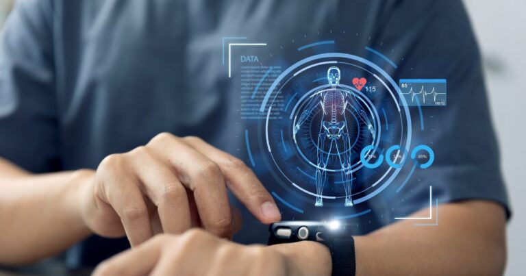 Pessoa utilizando um smartwatch no pulso, tocando a tela com o dedo indicador da outra mão. Sobreposta à imagem, há uma interface digital em tons de azul com a representação de um corpo humano em estilo wireframe, destacando o esqueleto. Ao redor, aparecem gráficos circulares, barras de progresso, ícones e um monitoramento de frequência cardíaca com números como ‘115’. O fundo é desfocado, com foco no braço, no relógio e nos elementos visuais, sugerindo tecnologia wearable e acompanhamento de dados de saúde.