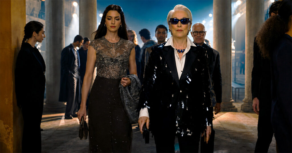 Andy Sachs (Anne Hathaway, esquerda) e Meryl Streep (Miranda Priestly), em cena de “O Diabo Vestre Prada 2” - Foto: reprodução