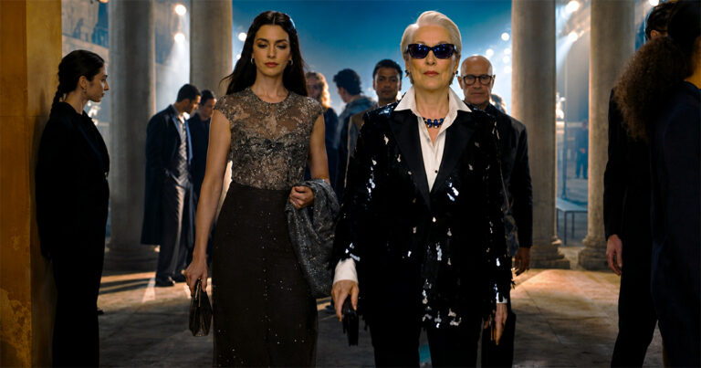 Andy Sachs (Anne Hathaway, esquerda) e Meryl Streep (Miranda Priestly), em cena de “O Diabo Vestre Prada 2” - Foto: reprodução