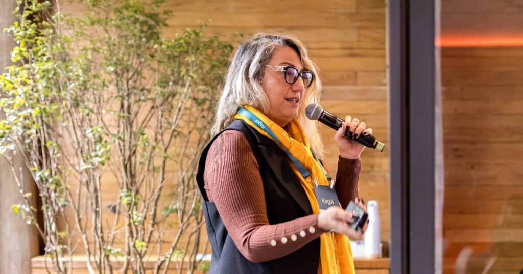 Claudia Marquesani apresentando sobre projetos de IA