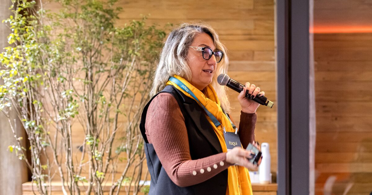 Claudia Marquesani apresentando sobre projetos de IA