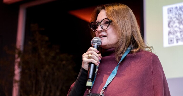 Lybeth na apresentação do IT Forum Na Mata, sobre dados críticos