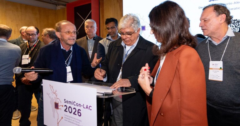Evento SemiCon-LAC 2026 com participantes reunidos durante cerimônia de assinatura em conferência do setor de semicondutores na América Latina