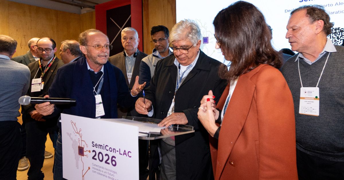Evento SemiCon-LAC 2026 com participantes reunidos durante cerimônia de assinatura em conferência do setor de semicondutores na América Latina