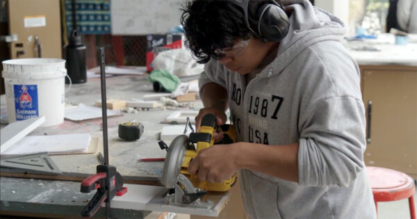 Influência da IA no trabalho muda como jovens escolhem suas carreiras