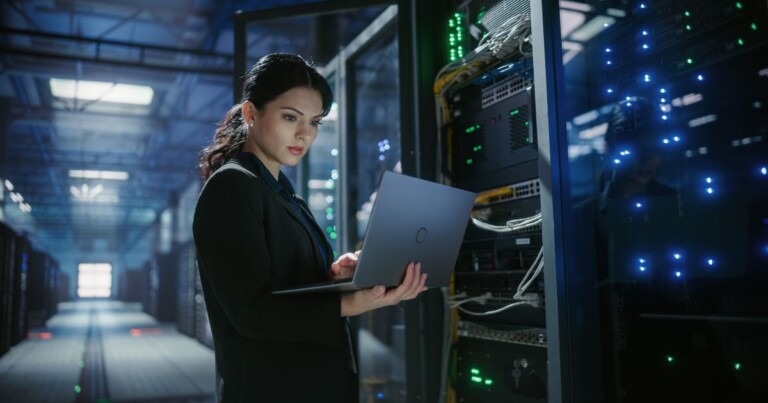 Tela de notebook exibindo alerta de segurança digital com ícone de perigo, representando firewall, cibersegurança e proteção de dados. (KPMG)