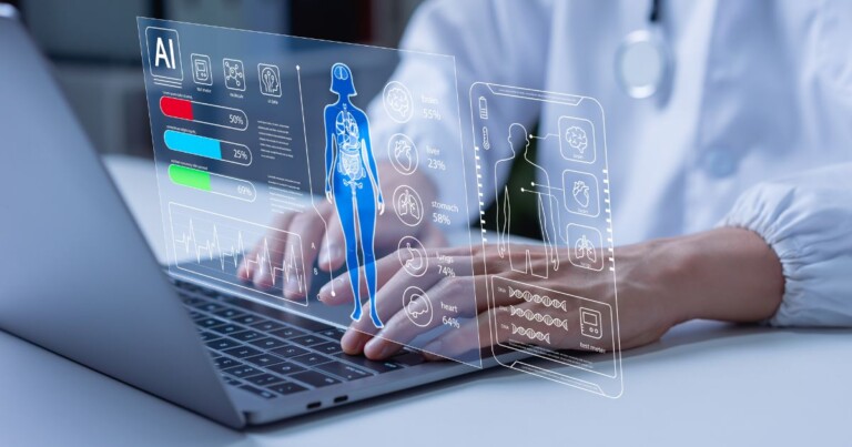 Profissional de saúde utilizando notebook com interface de inteligência artificial exibindo análise de dados médicos, órgãos humanos, DNA e indicadores clínicos digitais para diagnóstico e monitoramento na área da saúde.
