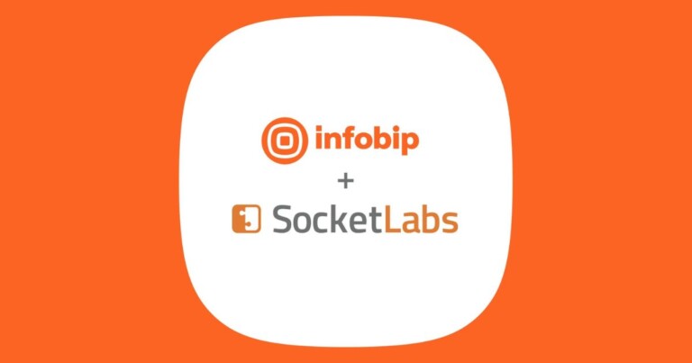 Logotipos da Infobip e SocketLabs exibidos juntos sobre fundo branco central e moldura laranja, representando integração entre plataformas de comunicação omnichannel e serviços de entrega de e-mails transacionais.