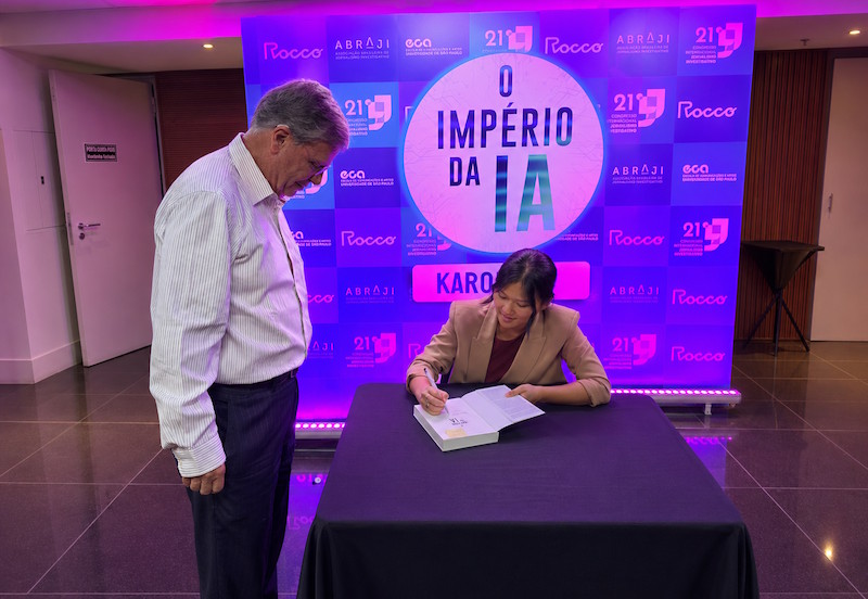 Karen Hao autografo