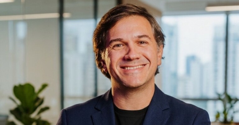 Retrato de Marcelo Justino, CTO da TCS no Brasil, em ambiente corporativo, para conteúdo sobre tecnologia, transformação digital, inteligência artificial e inovação empresarial.