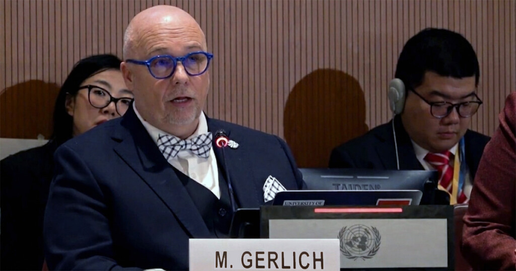 Michael Gerlich, da Swiss Business School, discursa no AI For Developing Countries Forum 2025, em Genebra - Foto: reprodução