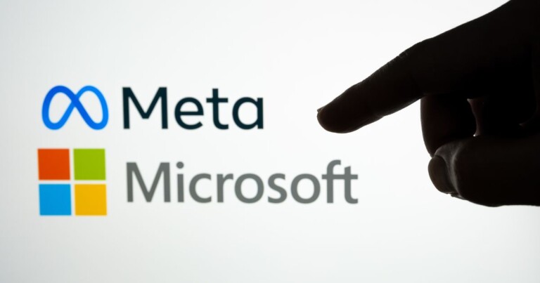 Imagem composta por um fundo branco com os logotipos da Meta e da Microsoft posicionados lado a lado. Na parte superior esquerda aparece o símbolo azul da Meta acompanhado do nome da empresa. Abaixoestá o logotipo da Microsoftformado por quatro quadrados coloridos nas cores vermelhoverdeazul e amareloseguido do nome da empresa em letras cinza. Em primeiro planoà direita da imagemhá a silhueta escura de uma mão com o dedo indicador apontado em direção aos logotipos. O contraste entre o fundo claro e a mão em sombra destaca a referência visual às duas empresas de tecnologia.