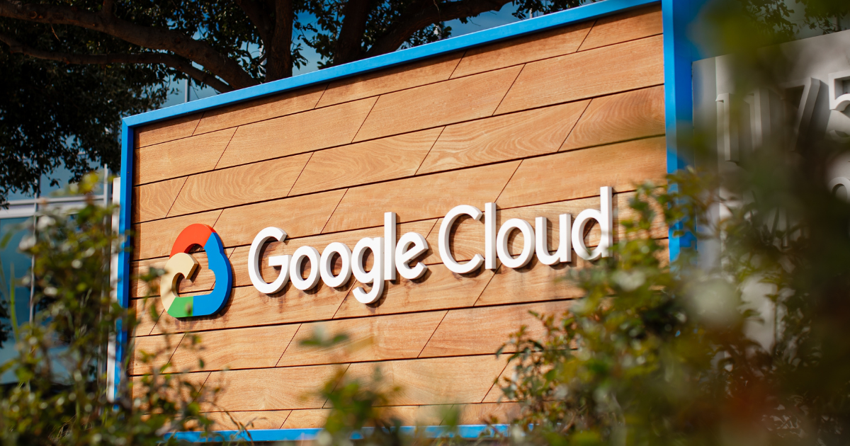 Fachada de edifício com o logotipo colorido do Google Cloud em destaque, sob céu azul. (Google Cloud, agentes)