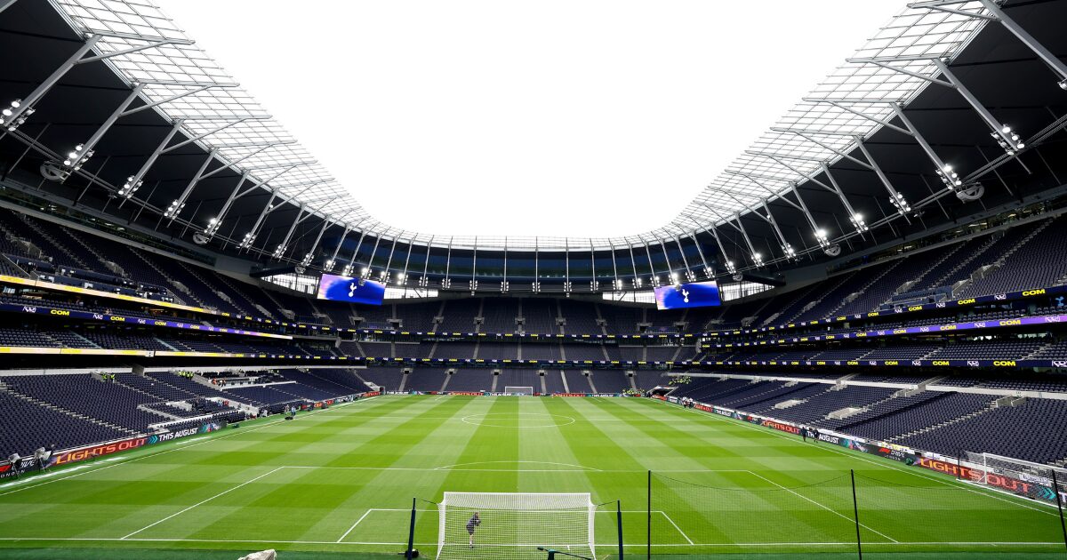 Tottenham Hotspur e HPE ampliam parceria de tecnologia 4 Visão interna do Tottenham Hotspur Stadium, em Londres, mostrando o campo de futebol e as arquibancadas. O estádio será modernizado com infraestrutura de nuvem híbrida, inteligência artificial, Wi-Fi 7, redes autônomas e soluções digitais para melhorar a experiência dos torcedores e a operação de TI. (Tottenham, HPE)