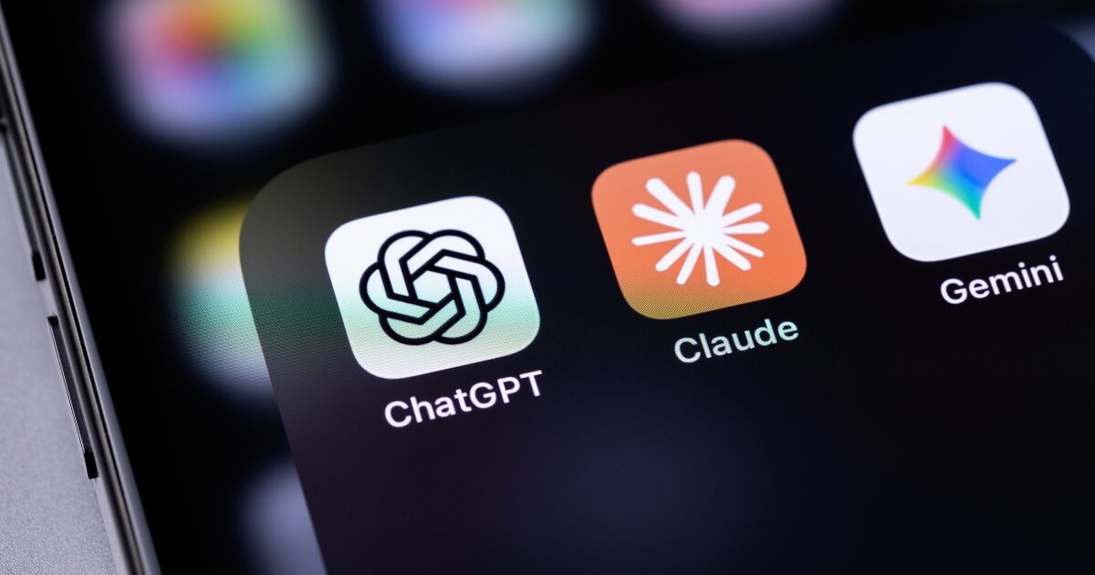 Ações de empresas de IA despencam globalmente após alertas de CEOs sobre riscos 2 OpenAI, Claude, Gemini, em uma tela de celular