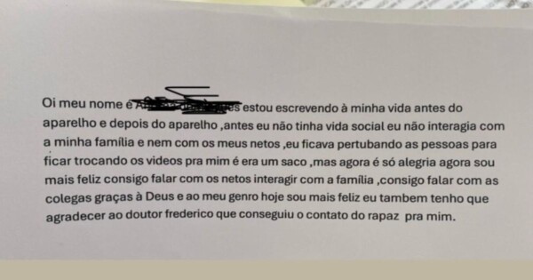 Fotografia de uma folha de papel contendo um depoimento impresso em português. Parte do nome no início do texto está coberta por rabiscos pretos para ocultação de informações. O texto relata mudanças na vida da pessoa antes e depois do uso de um aparelho, mencionando maior interação com familiares, netos e colegas, além de agradecimentos a profissionais que contribuíram para essa transformação.