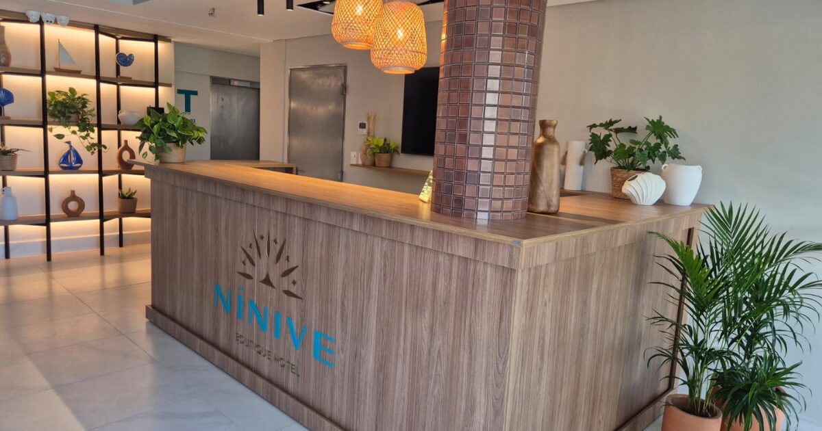 Recepção do Nínive Boutique Hotel, em Cabedelo, na Paraíba, que adotou soluções da TP-Link para infraestrutura de rede, conectividade Wi-Fi e monitoramento dos ambientes. (Nínive Boutique Hotel, TP-Link, Omada, VIGI, Conectividade)
