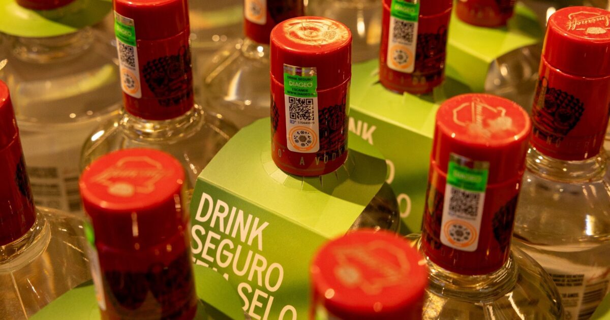Garrafas de bebidas com o Selo Drink Seguro da Diageo, tecnologia antifraude que permite verificar a autenticidade e a procedência dos produtos pelo smartphone por meio de identificação digital. (Diageo)