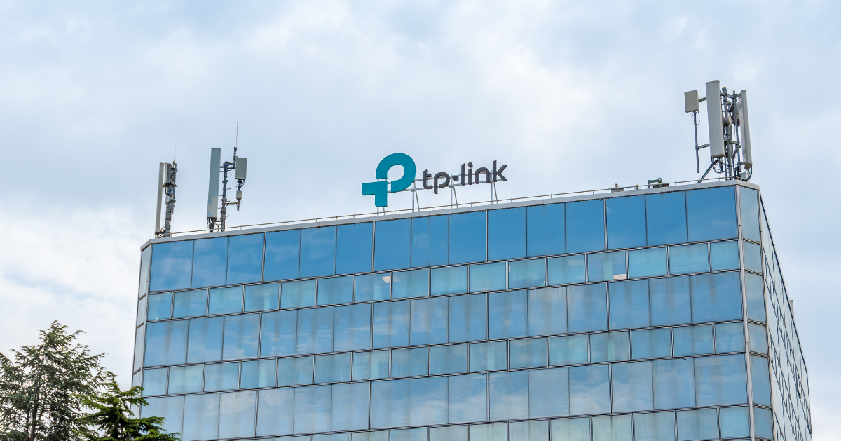 TP-Link seleciona distribuidores para ampliar presença no mercado corporativo 6 Fachada de edifício corporativo da TP-Link, com o logotipo da companhia no topo e estruturas de telecomunicações instaladas na cobertura.