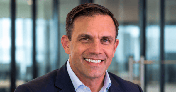 Agustín Durán, novo head de Expansão do Grupo LPJ, posa para foto institucional sorrindo, vestindo blazer azul-marinho sobre camisa azul-clara, sem gravata. Ao fundo, aparece um ambiente corporativo moderno, com divisórias de vidro e estruturas de escritório desfocadas. O executivo assume a responsabilidade de ampliar a presença nacional e internacional do Grupo LPJ, fortalecer parcerias no ecossistema SAP e desenvolver novas oportunidades de negócios. (Agustín Durán, Grupo LPJ, Liderança, Expansão de Negócios, Tecnologia, SAP, Transformação Digital)