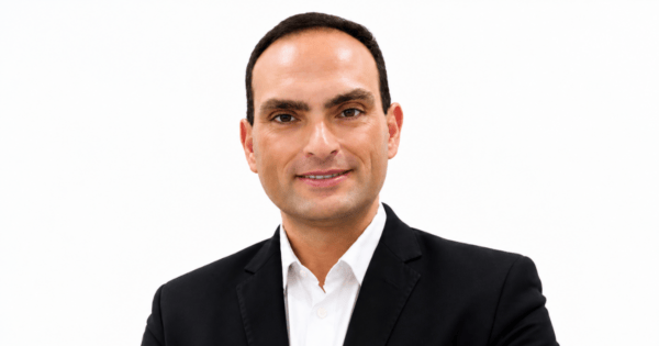 Alexsandro Ribeiro, novo diretor de Operações e Delivery da Digitaly Technology, posa para foto institucional de braços cruzados, vestindo blazer preto sobre camisa social branca, sem gravata. O executivo aparece sorrindo discretamente, com cabelos curtos e escuros, diante de um fundo branco. Na nova posição, será responsável pela entrega de projetos de engenharia de inteligência artificial (IA), com foco em governança, qualidade, previsibilidade e resultados para os clientes. (Alexsandro Ribeiro, Digitaly Technology, Operações e Delivery, Liderança, Engenharia de IA, Inteligência Artificial, Tecnologia)