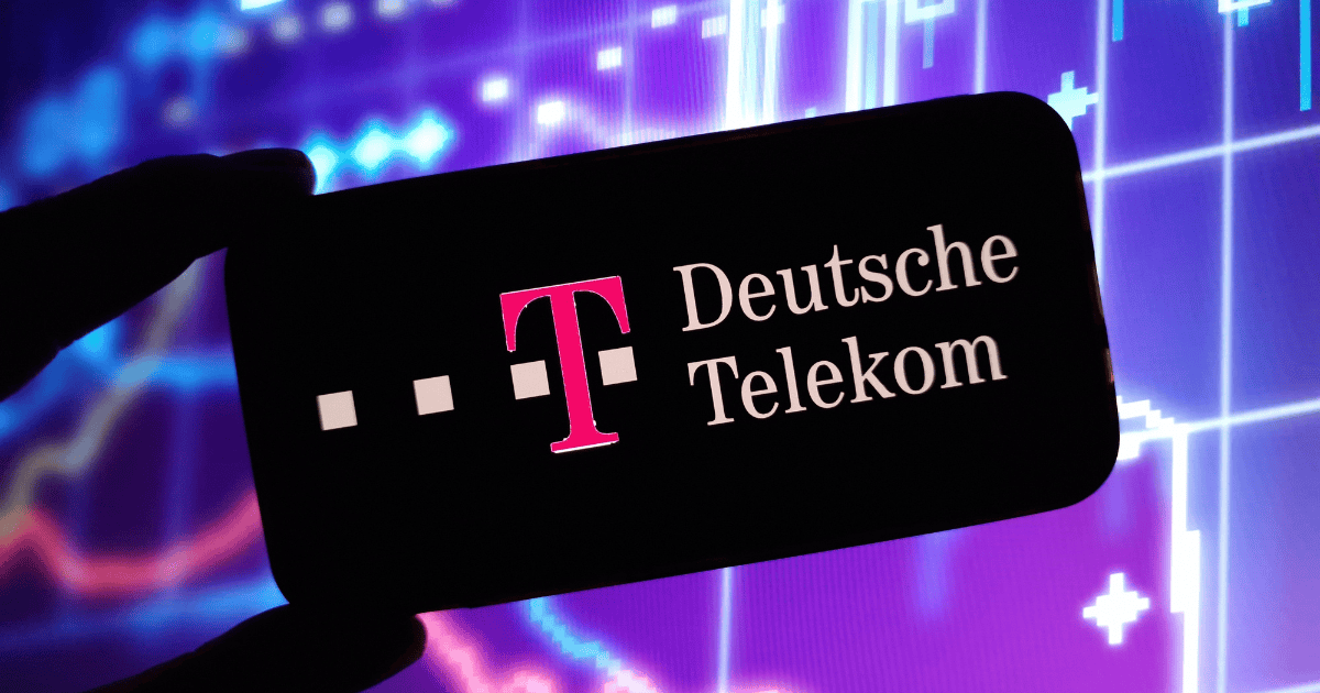 Logo da Deutsche Telekom exibido na tela de um smartphone, com gráficos e elementos digitais ao fundo.