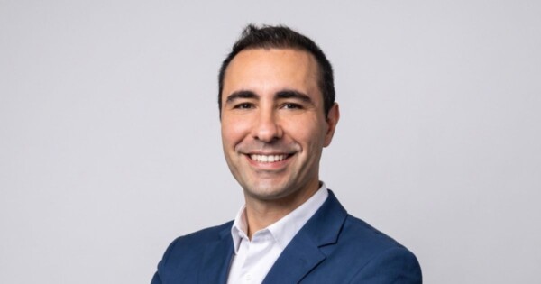 Geovane Ferreira, novo Diretor de Tecnologia da BWS IoT, posa para foto institucional com camisa branca e blazer azul, diante de um fundo cinza-claro. O executivo assume a liderança tecnológica da companhia, com foco em conectividade, rastreamento e Internet das Coisas. (Geovane Ferreira, BWS IoT, Tecnologia, IoT)