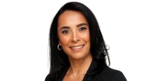 Marcela Jiménez, nova Diretora do Google Workspace para a América Latina, posa para foto institucional com blazer preto, cabelos escuros soltos e brincos de argola, diante de um fundo branco. A executiva assume a estratégia regional da plataforma, com foco em inteligência artificial, produtividade e transformação do trabalho. (Marcela Jiménez, Google Workspace, Google, Inteligência Artificial)