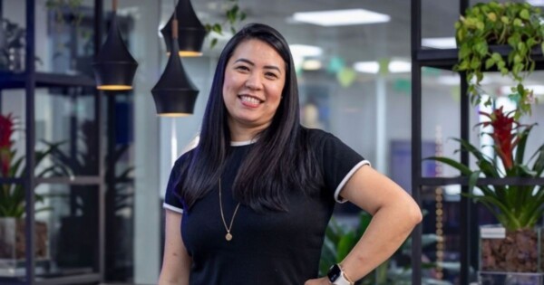 Novos executivos da semana: Google, DOMVS iT, Essence, Simpress, Teletex e BWS IoT 19 Paula Shigematsu, nova diretora comercial da Simpress, posa para foto institucional em ambiente corporativo, vestindo blusa preta, com uma das mãos apoiada na cintura. Ao fundo, aparecem divisórias de vidro, luminárias suspensas e plantas decorativas. A executiva assume a liderança comercial da companhia com foco no setor público e na expansão regional. (Paula Shigematsu, Simpress, Diretoria Comercial, Liderança, Tecnologia)